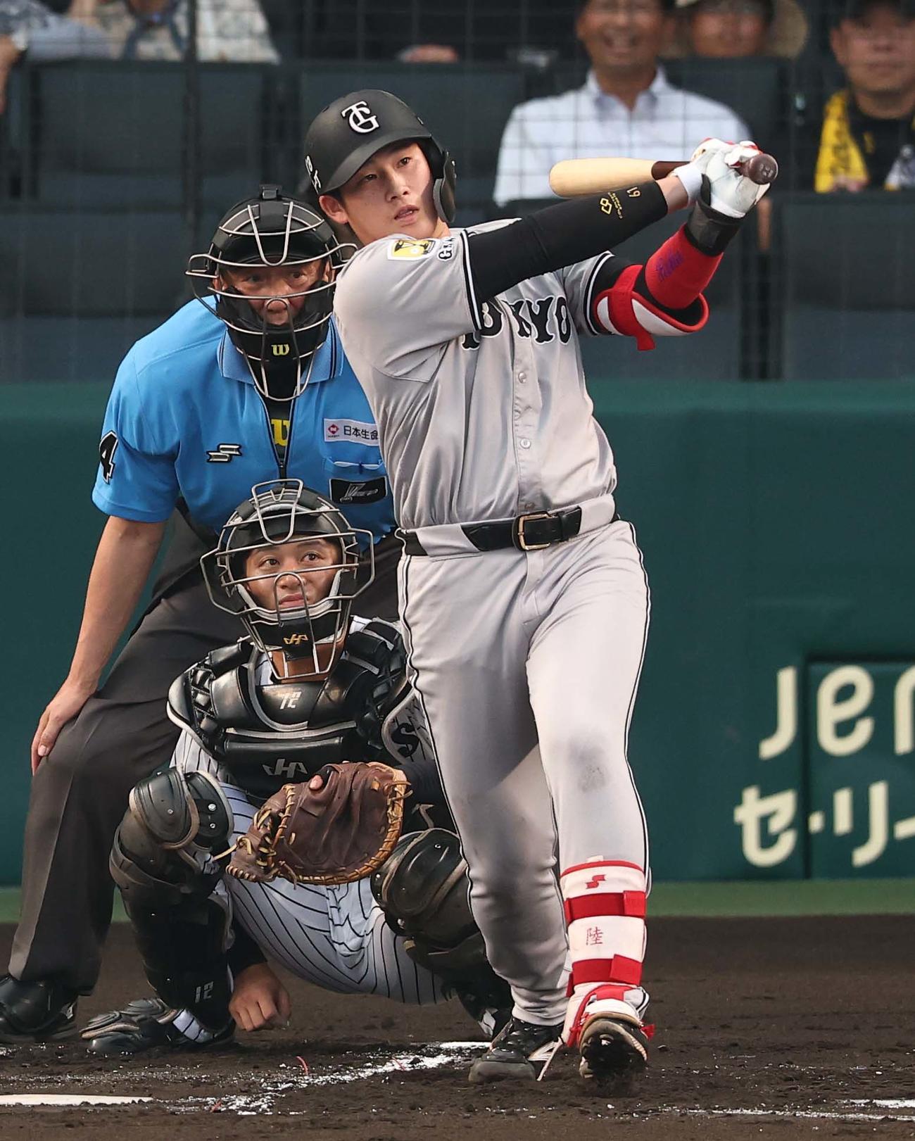 阪神対巨人　1回表巨人1死一、二塁、増田陸は先制2点適時二塁打を放つ（撮影・上田博志）