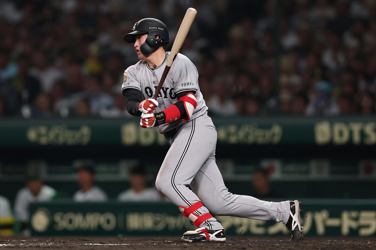 阪神対巨人　5回表巨人無死一塁、左前打を放つ増田陸（撮影・前田充）