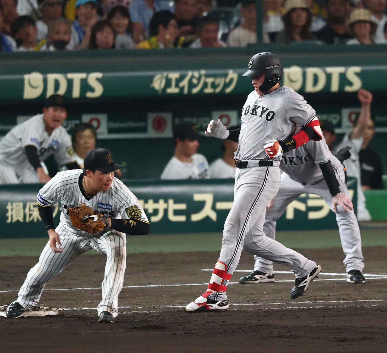 阪神対巨人　8回表巨人1死一、二塁、増田陸は二塁併殺打に倒れる（撮影・上田博志）