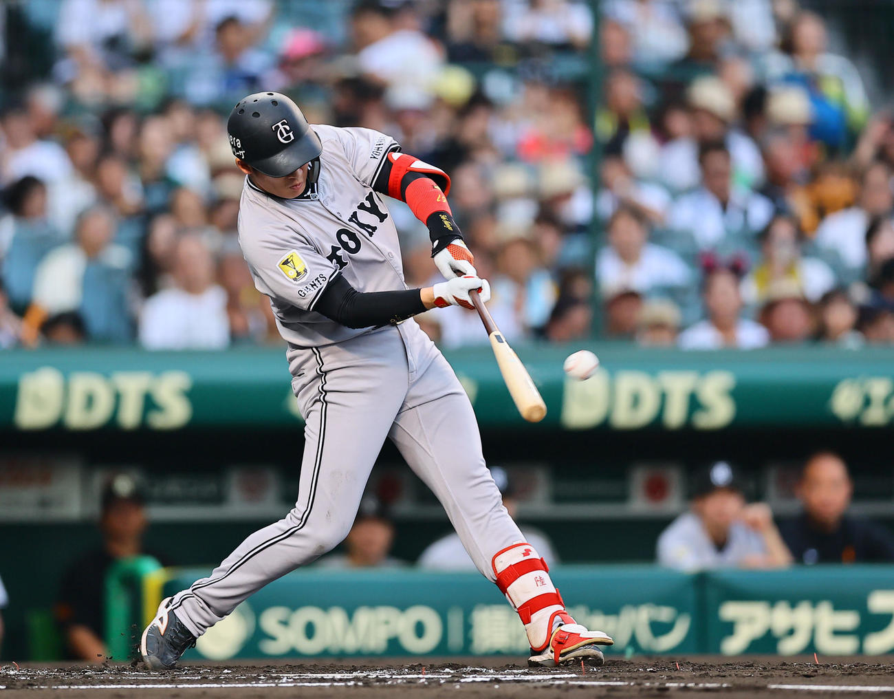 阪神対巨人　1回表巨人1死一、二塁、増田陸は左越えに先制2点適時二塁打を放つ（撮影・藤尾明華）