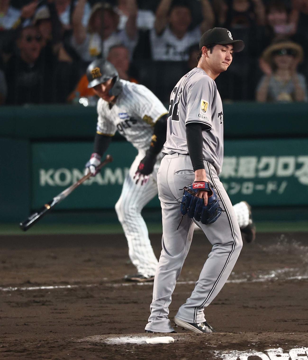 阪神対巨人　4回裏阪神1死一、三塁、横川は大山に左前適時打を浴びる（撮影・上田博志）