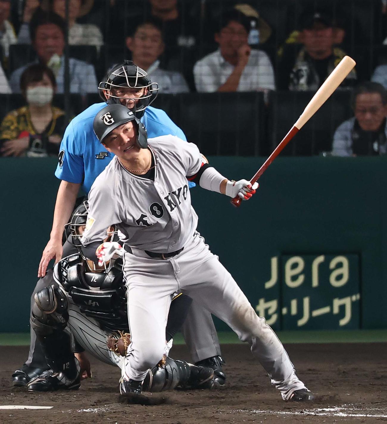 阪神対巨人　5回表巨人1死一、二塁、坂本は左前打を放つ（撮影・上田博志）