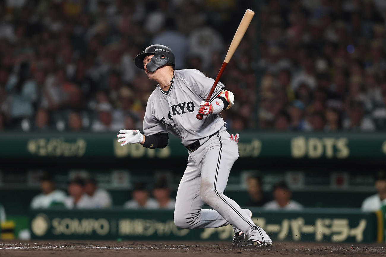 阪神対巨人　5回表巨人1死一、二塁、左前打を放つ坂本（撮影・前田充）