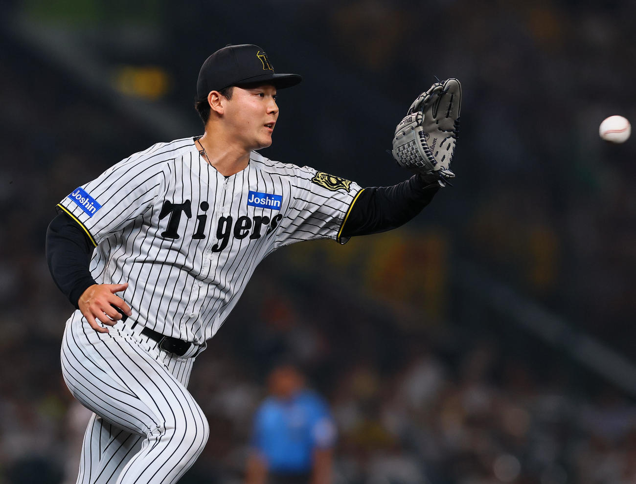 阪神対巨人　6回表巨人2死一、二塁、増田陸を一ゴロに打ち取りベースカバーに入る木下（撮影・藤尾明華）
