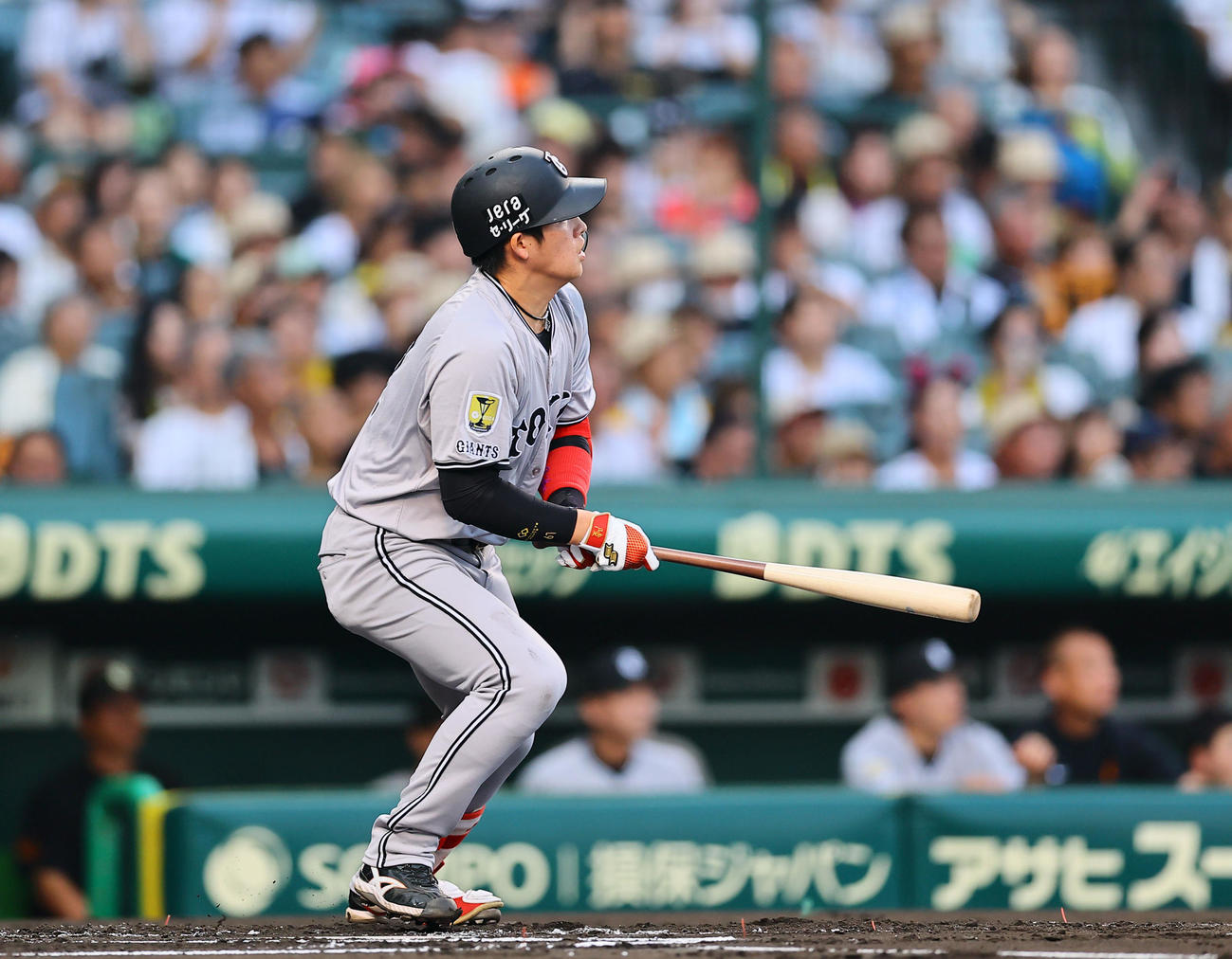 阪神対巨人　1回表巨人1死一、二塁、増田陸は左越えに先制2点適時二塁打を放つ（撮影・藤尾明華）