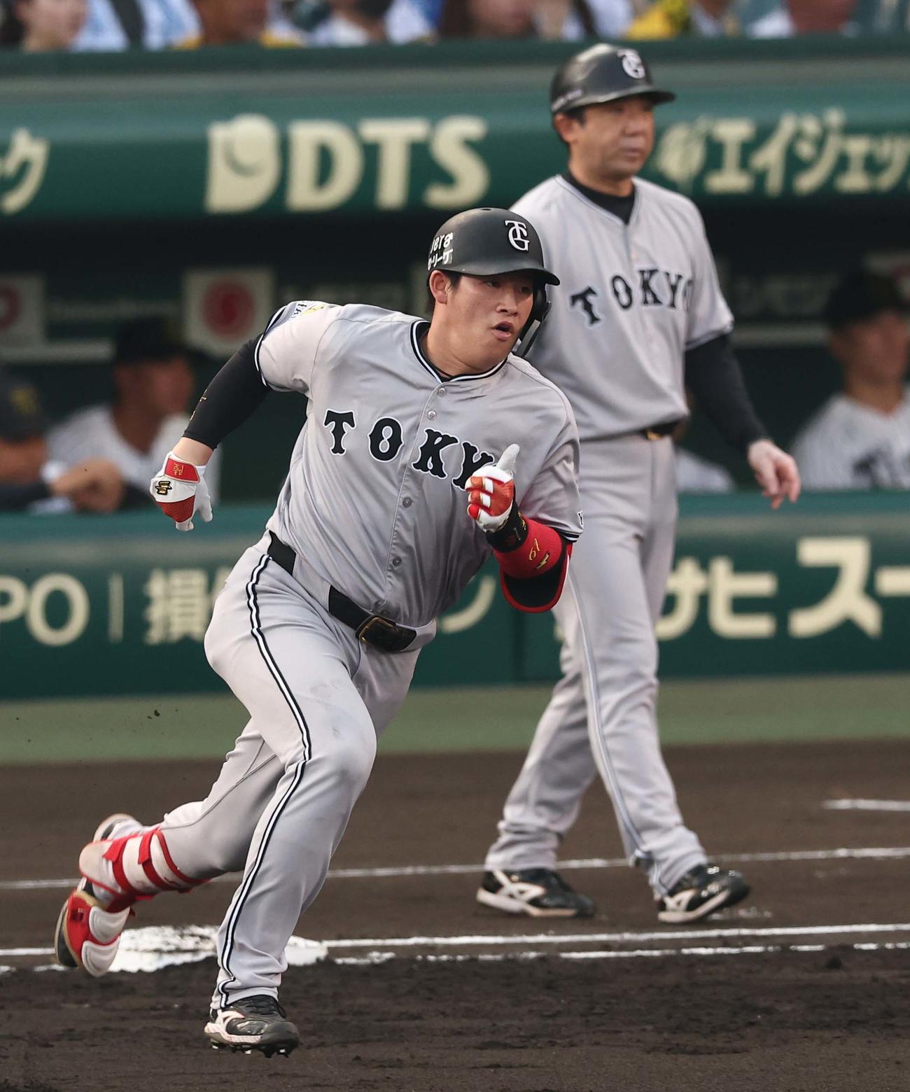 阪神対巨人　1回表巨人1死一、二塁、増田陸は先制2点適時二塁打を放つ（撮影・上田博志）