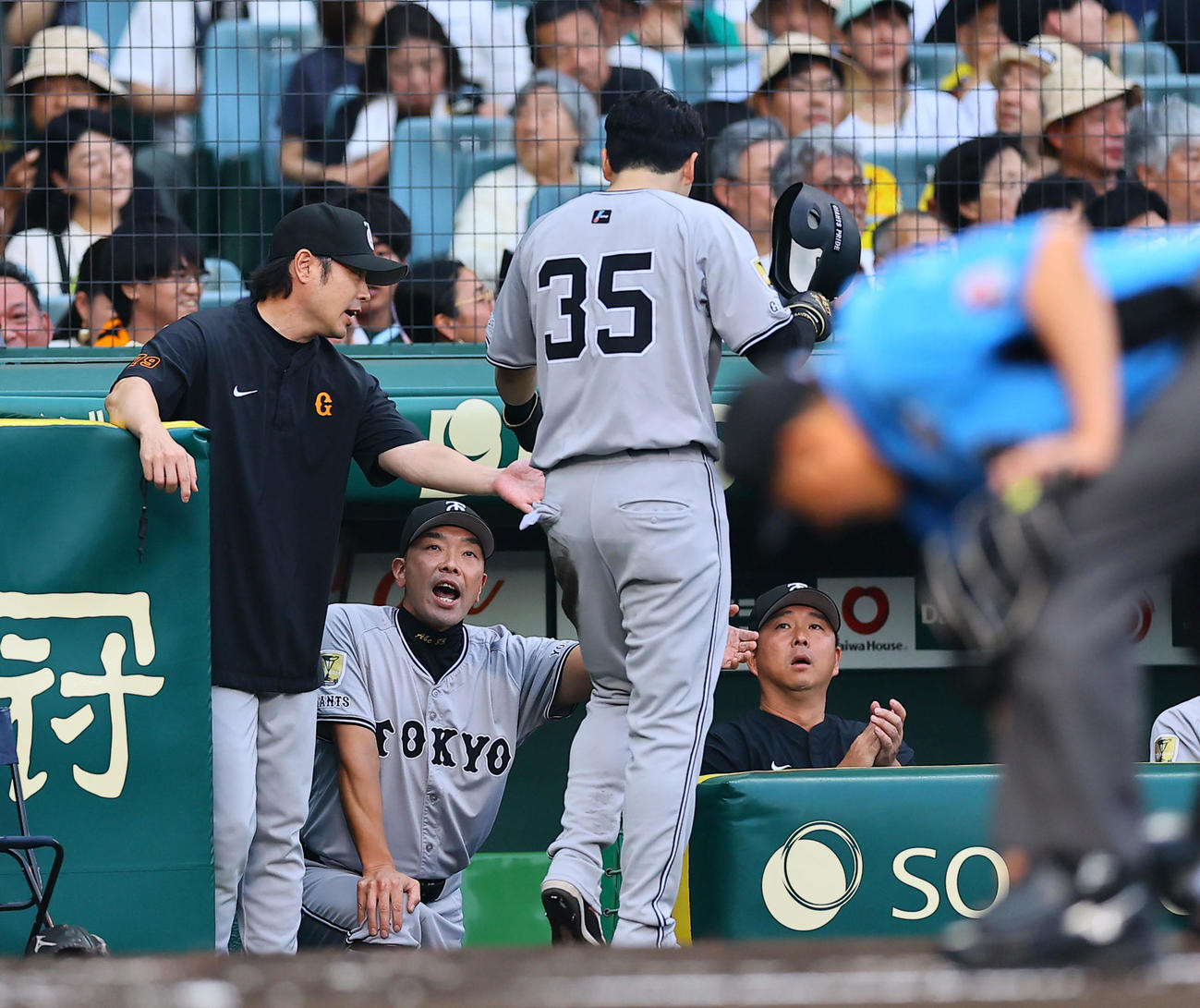 阪神対巨人　1回表巨人1死一、二塁、増田陸の左越え先制2点適時二塁打で生還した泉口を出迎える阿部監督（左から2人目）（撮影・藤尾明華）