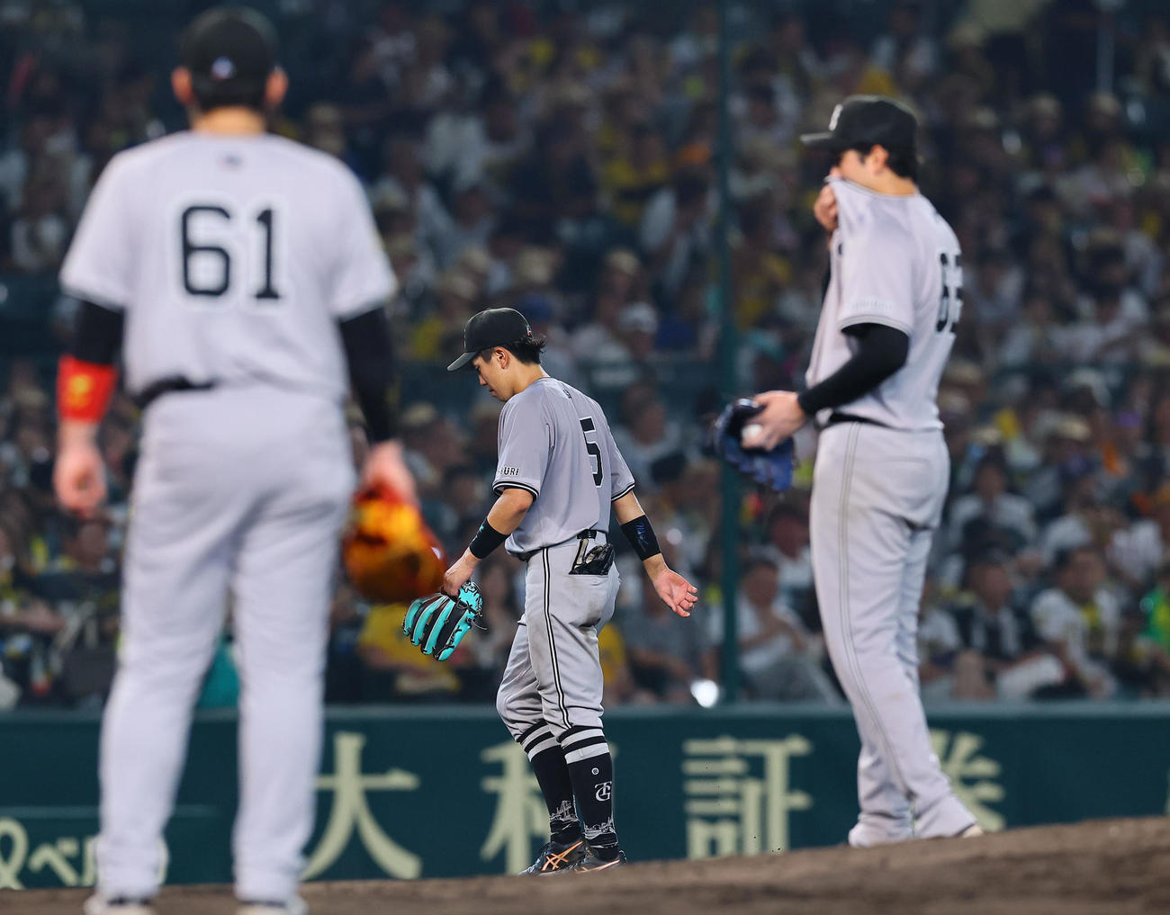 阪神対巨人　5回途中、交代する巨人門脇（撮影・藤尾明華）
