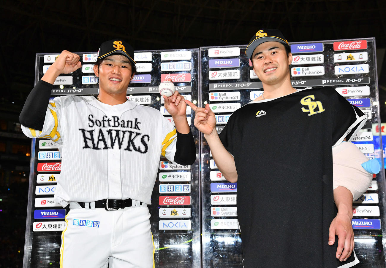 ソフトバンク対日本ハム　お立ち台でプロ初安打の記念球を手にガッツポーズするソフトバンク山本（左）と、ボールを指さす松本晴（撮影・岩下翔太）