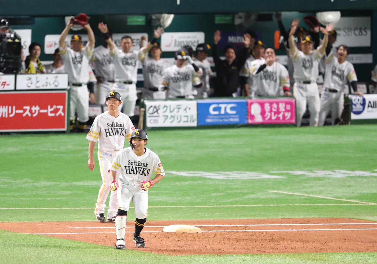 ソフトバンク対日本ハム　2回裏ソフトバンク無死、山本は右前安打を放つ、プロ初安打を喜ぶナイン（撮影・梅根麻紀）