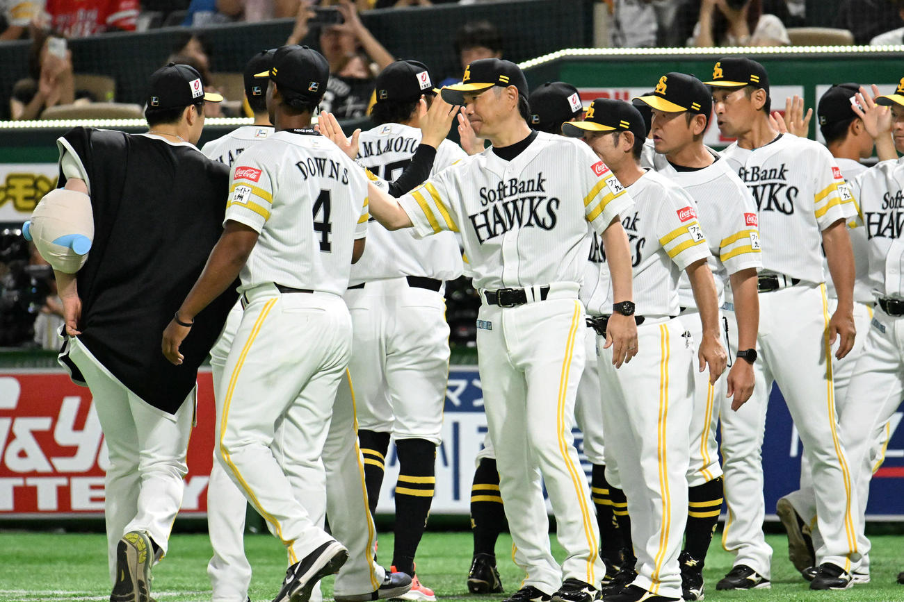 ソフトバンク対日本ハム　勝利を収めタッチを交わすホークスナイン（撮影・林敢治）