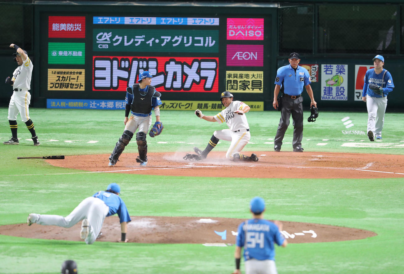 ソフトバンク対日本ハム　4回裏ソフトバンク2死満塁、海野は勝ち越しとなる中前2点適時打で生還する山本（撮影・梅根麻紀）