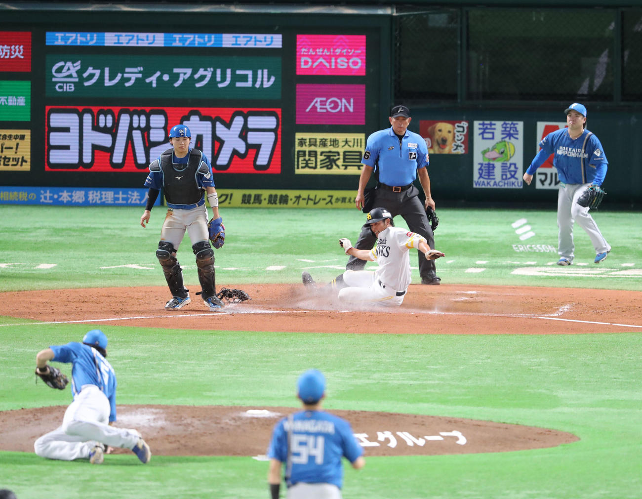 ソフトバンク対日本ハム　4回裏ソフトバンク2死満塁、海野は勝ち越しとなる中前2点適時打で生還する山本（撮影・梅根麻紀）