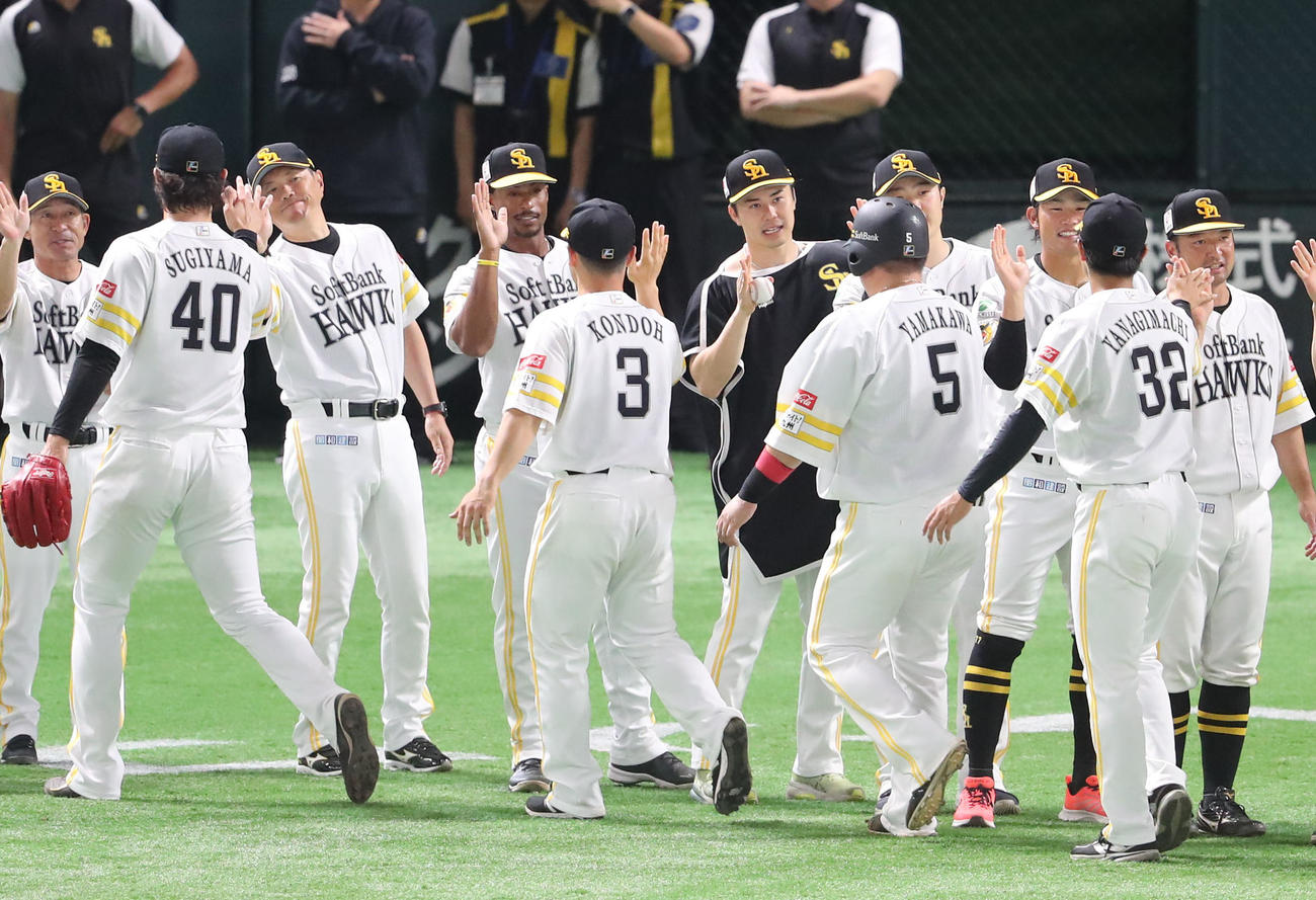 ソフトバンク対日本ハム　勝利投手となった松本腫はナインを出迎える（撮影・梅根麻紀）