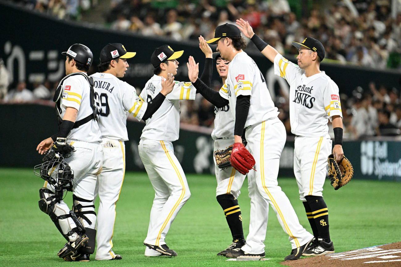 ソフトバンク対日本ハム　勝利を収めタッチを交わすホークスナイン（撮影・林敢治）