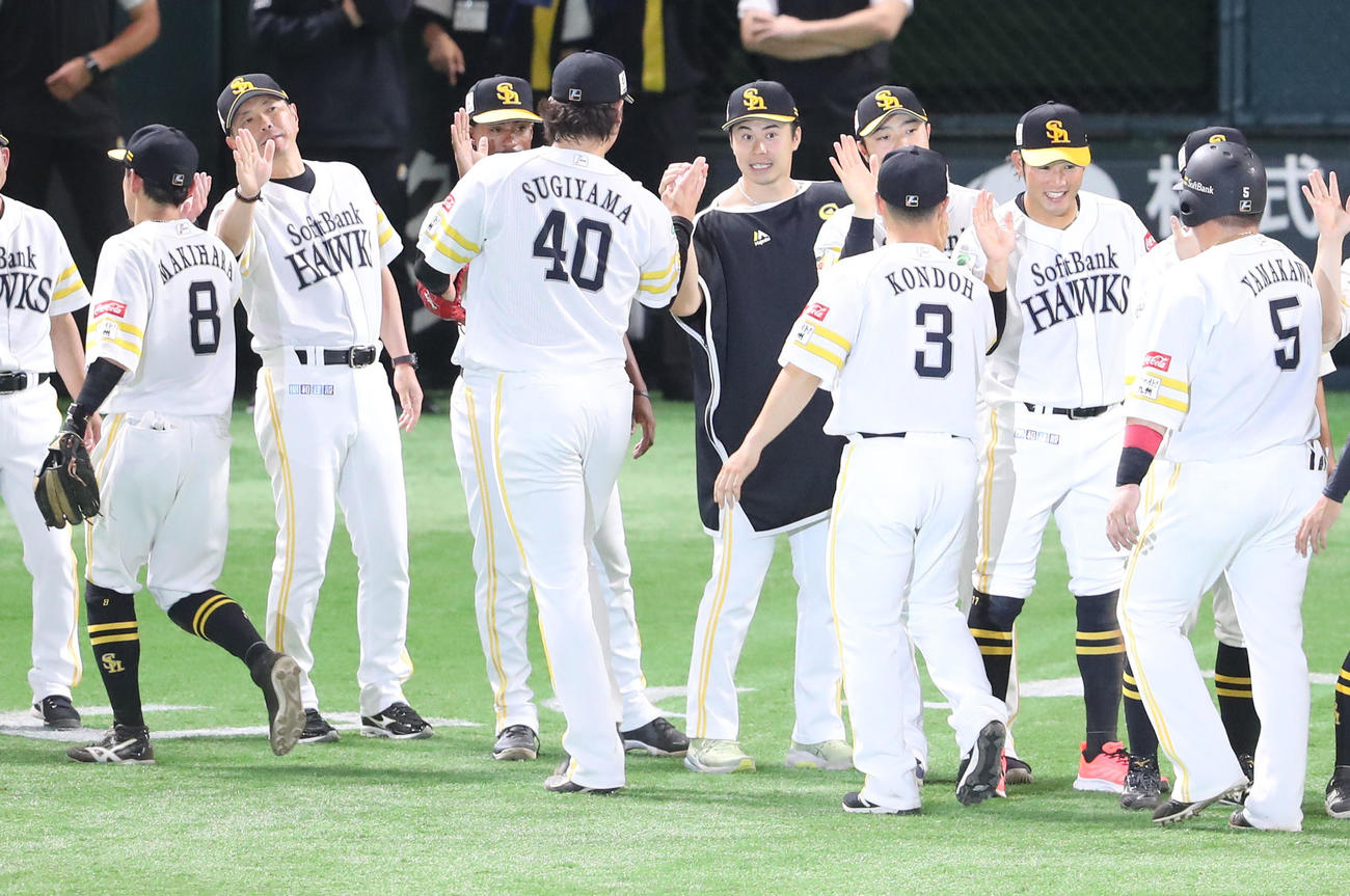 ソフトバンク対日本ハム　勝利投手となった松本腫はナインを出迎える（撮影・梅根麻紀）