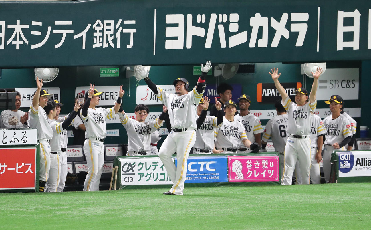 ソフトバンク対日本ハム　6回裏ソフトバンク無死、山川は左越え本塁打を放ちポーズを決める（撮影・梅根麻紀）
