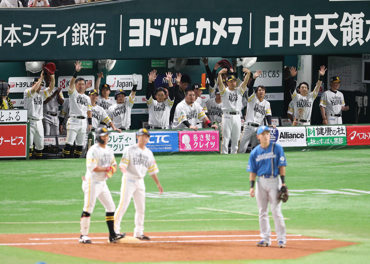 ソフトバンク対日本ハム　2回裏ソフトバンク無死、山本は右前安打を放つ、プロ初安打を喜ぶナイン（撮影・梅根麻紀）