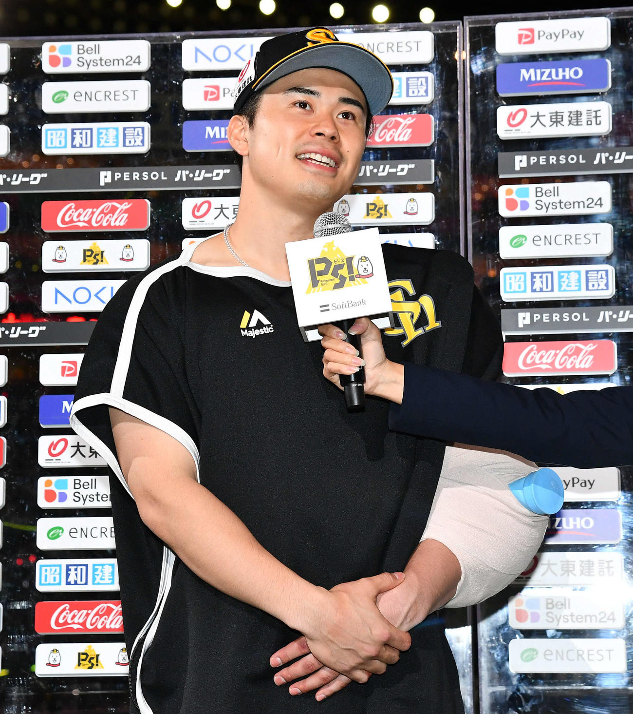 ソフトバンク対日本ハム　今季3勝目を挙げ、笑顔でヒーローインタビューを受ける松本晴（撮影・岩下翔太）