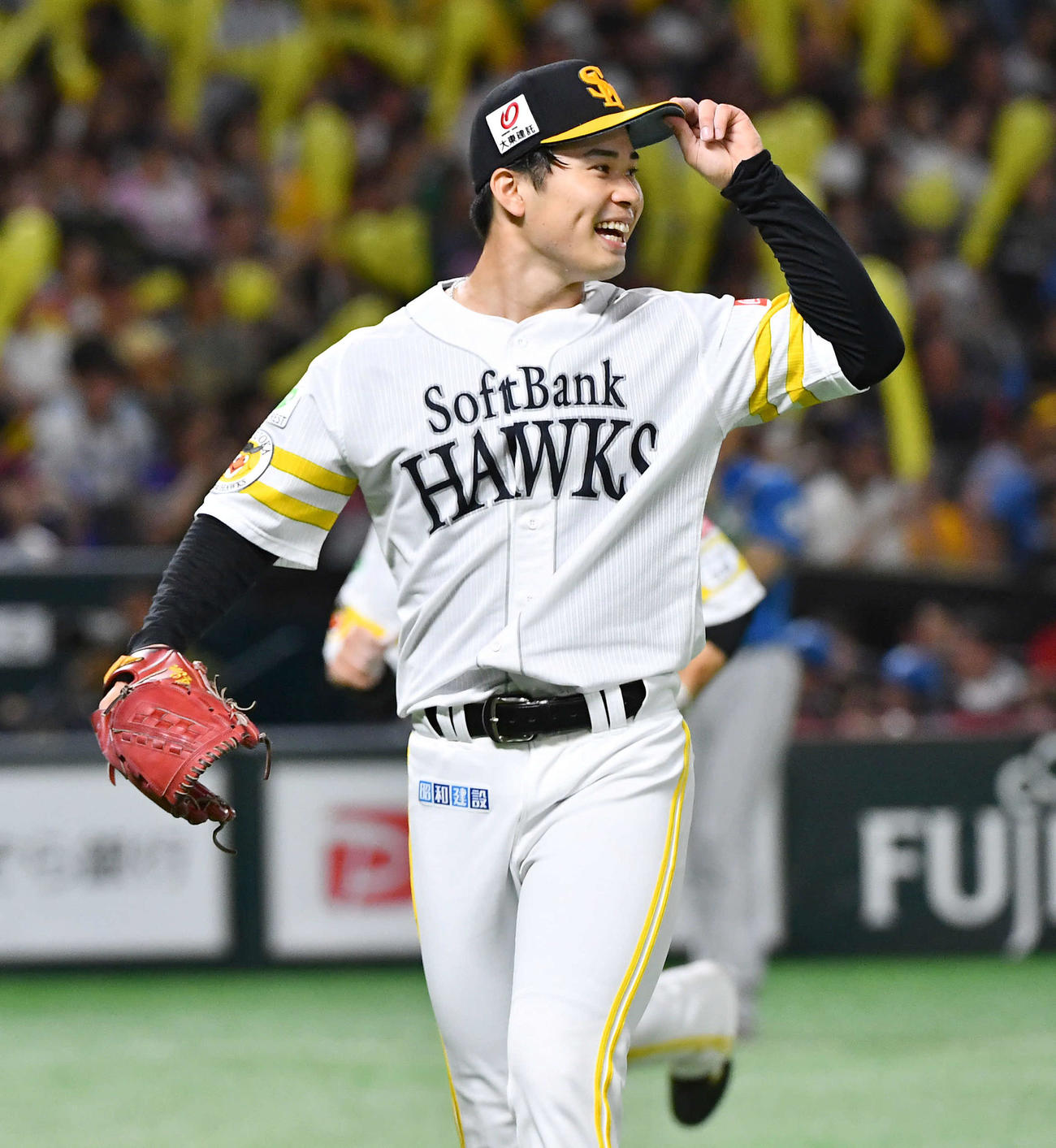 ソフトバンク対日本ハム　7回表日本ハム2死一塁、吉田を空振り三振に抑え、笑顔でベンチへ戻る松本晴（撮影・岩下翔太）