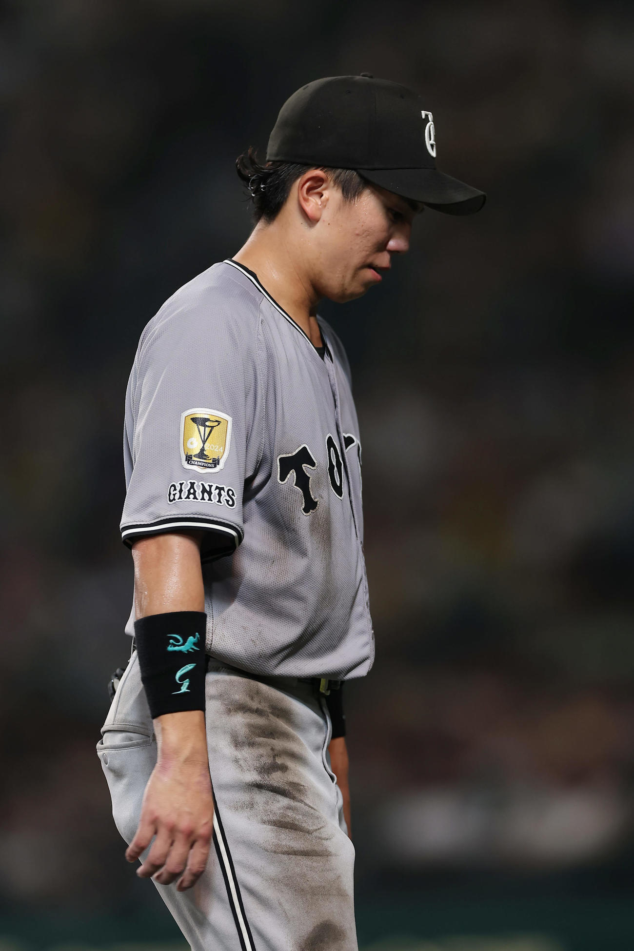 阪神対巨人　5回裏阪神無死二塁、交代となりベンチへ下がる門脇（撮影・前田充）