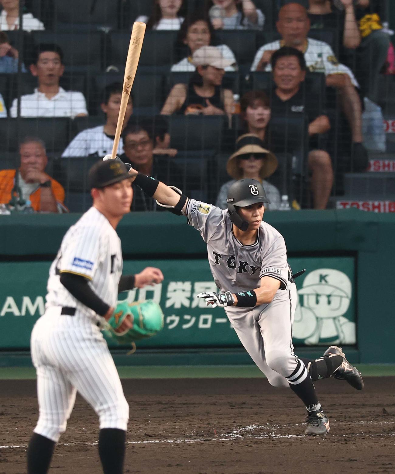 阪神対巨人　4回表巨人1死、門脇は左前打を放つ（撮影・上田博志）