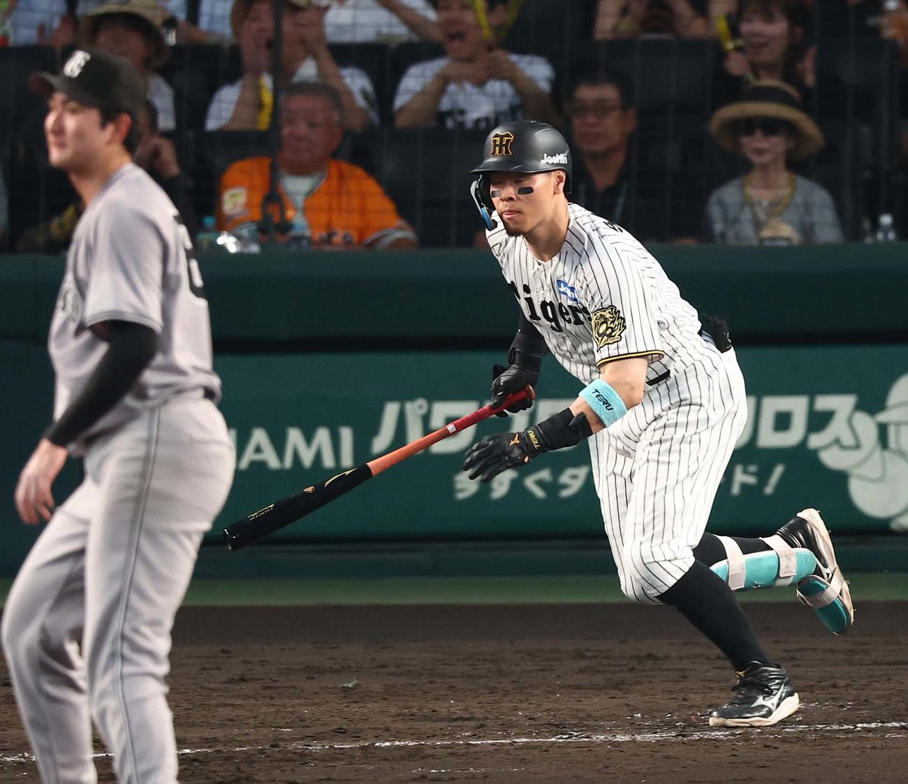 阪神対巨人　4回裏阪神1死一塁、佐藤輝は右前打を放つ（撮影・上田博志）