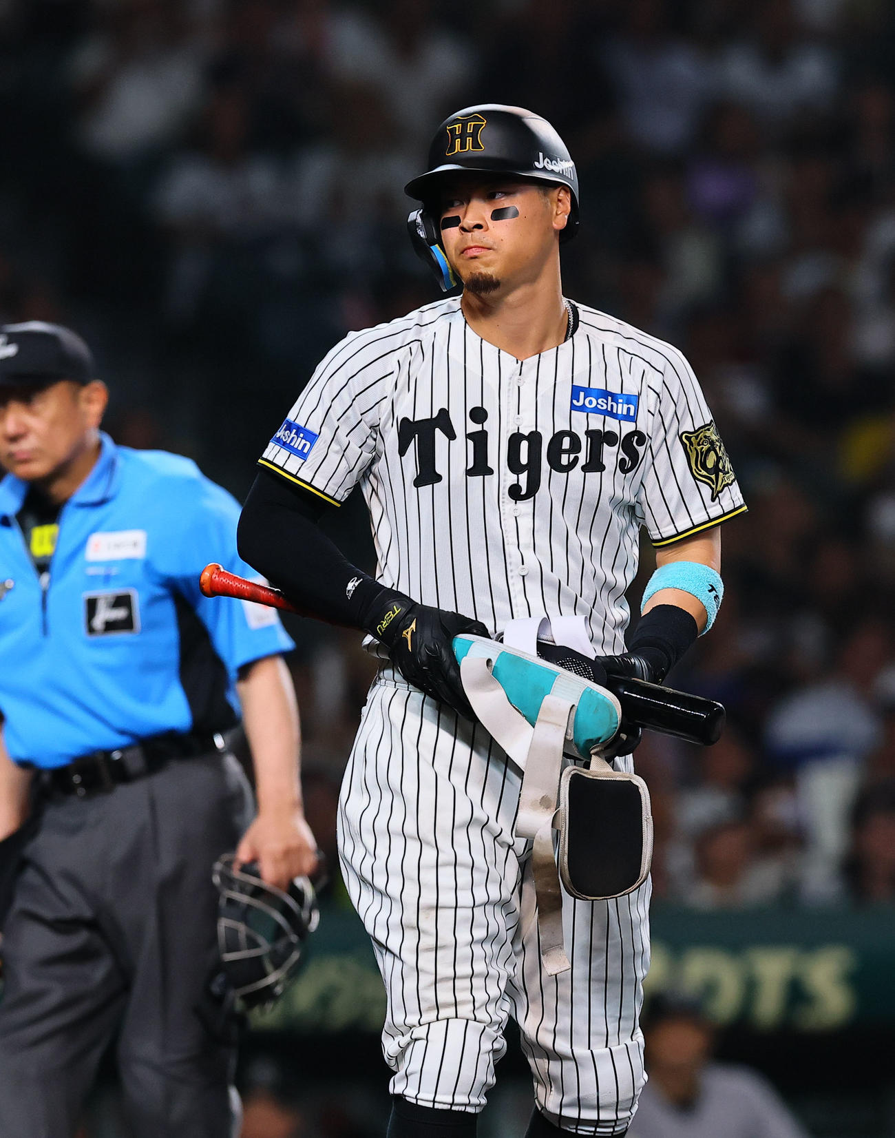 阪神対巨人　9回裏阪神無死二塁、敬遠で一塁へ向かう佐藤輝（撮影・藤尾明華）