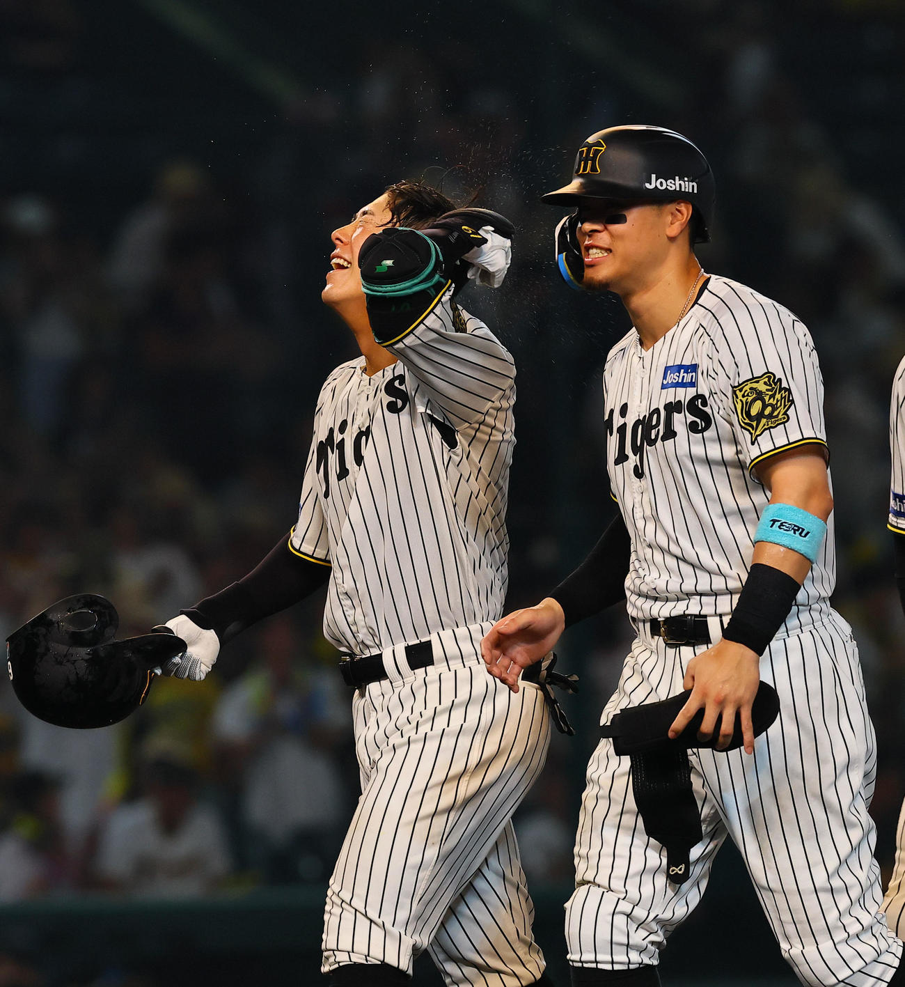 阪神対巨人　9回裏阪神無死満塁、サヨナラの中犠飛を放ち喜ぶ豊田（左）と佐藤輝（撮影・藤尾明華）