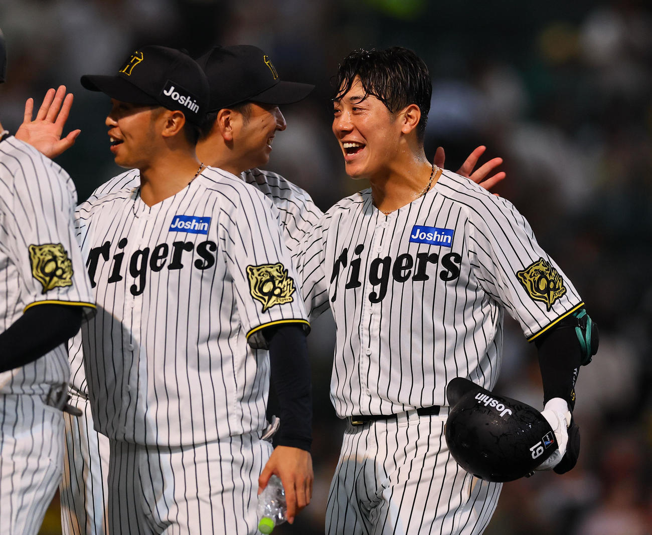 阪神対巨人　サヨナラ犠飛を放ち、藤川監督とタッチを交わす阪神豊田（撮影・藤尾明華）