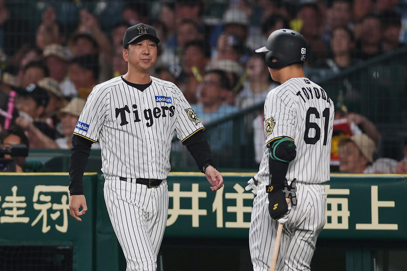 阪神対巨人　4回裏阪神1死一、二塁、打席に向かう豊田（右）に声をかける藤川監督（撮影・前田充）
