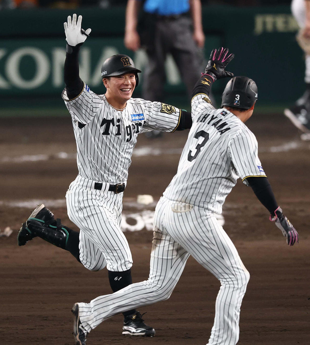 阪神対巨人　9回裏阪神無死満塁、サヨナラ犠飛を放った豊田（左）は笑顔を見せる（撮影・上田博志）