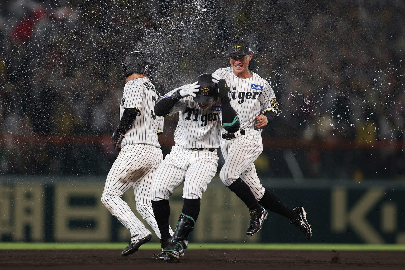 阪神対巨人　9回裏阪神無死満塁、サヨナラ犠飛を放ち祝福される豊田（中央）（撮影・前田充）