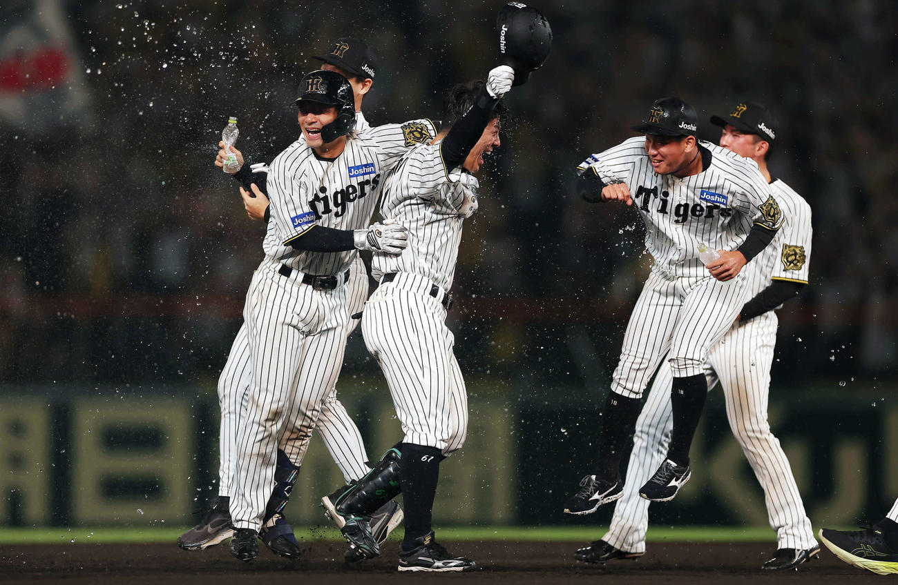 阪神対巨人　9回裏阪神無死満塁、サヨナラ犠飛を放ち祝福される豊田（中央）（撮影・前田充）
