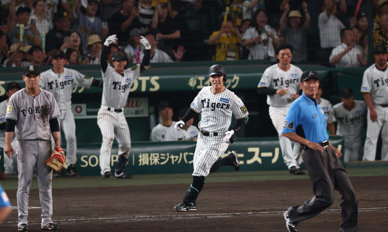 阪神対巨人　9回裏阪神無死満塁、マルティネスからサヨナラ犠飛を放つ豊田（撮影・上田博志）