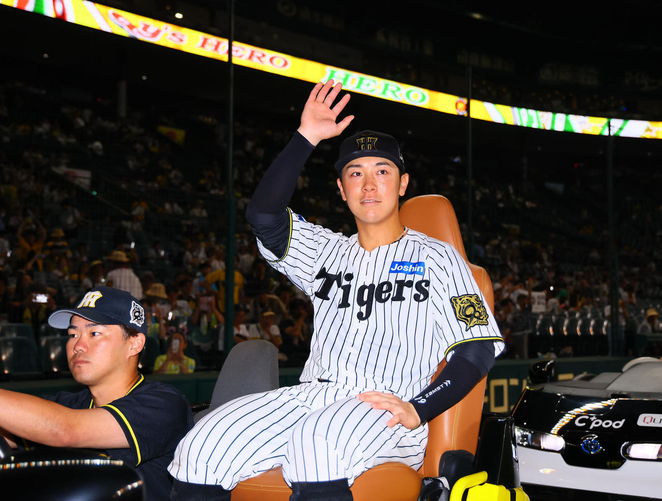 阪神対巨人　リリーフカーからファンに手を振る阪神豊田（撮影・藤尾明華）