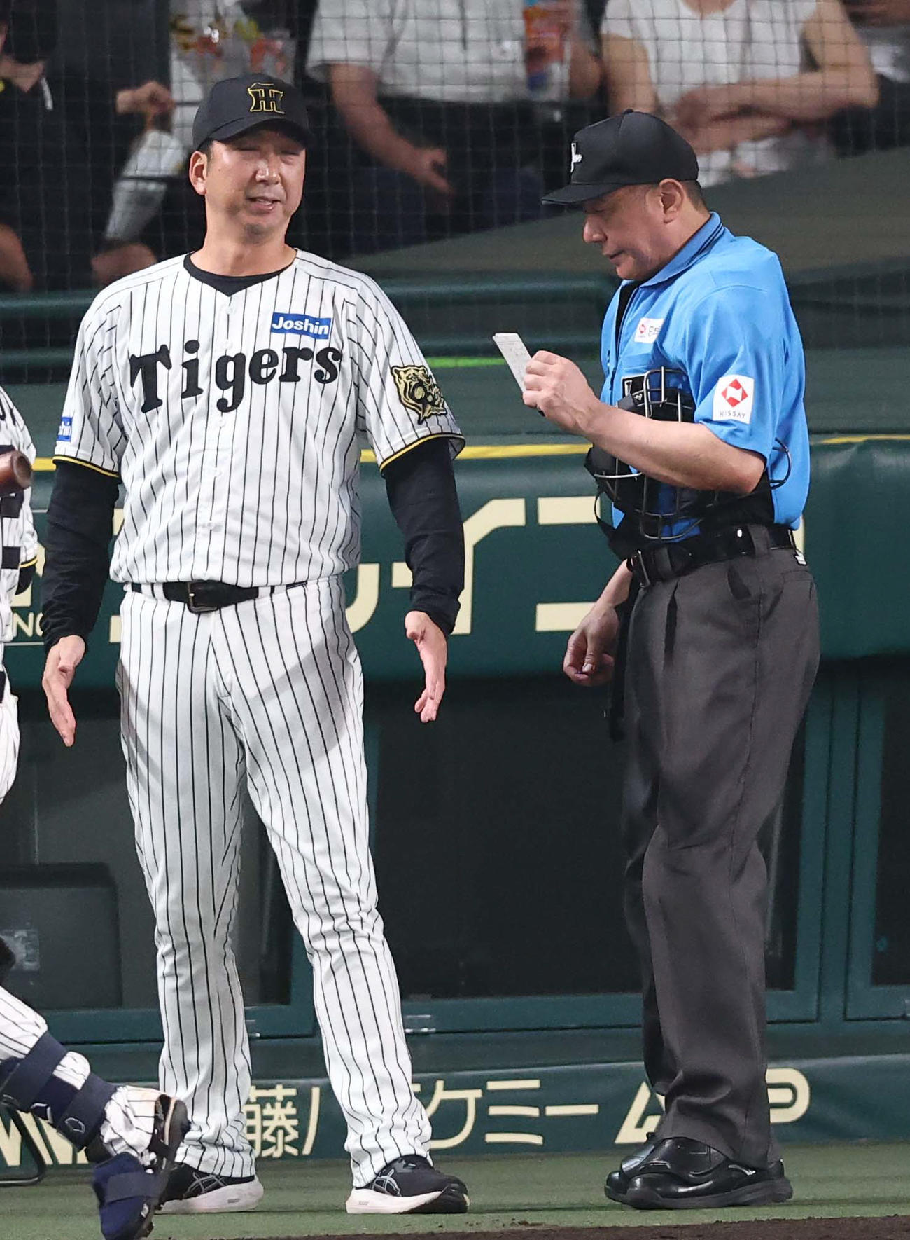 阪神対巨人　藤川監督（左）は選手交代を告げる（撮影・上田博志）