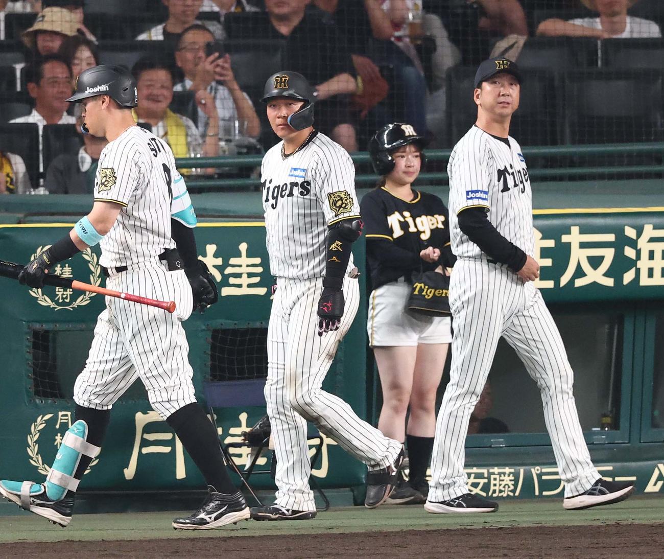 阪神対巨人　藤川監督（右）は選手交代を告げる（撮影・上田博志）