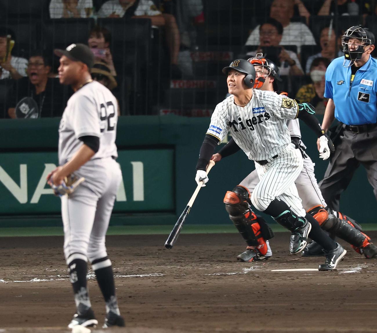 阪神対巨人　9回裏阪神無死満塁、マルティネスからサヨナラ犠飛を放つ豊田寛（撮影・上田博志）