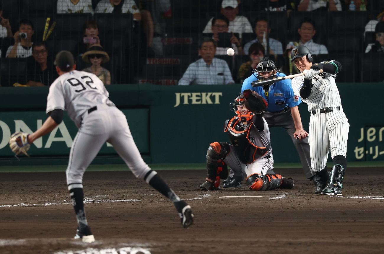 阪神対巨人　9回裏阪神無死満塁、マルティネスからサヨナラ犠飛を放つ豊田（撮影・上田博志）