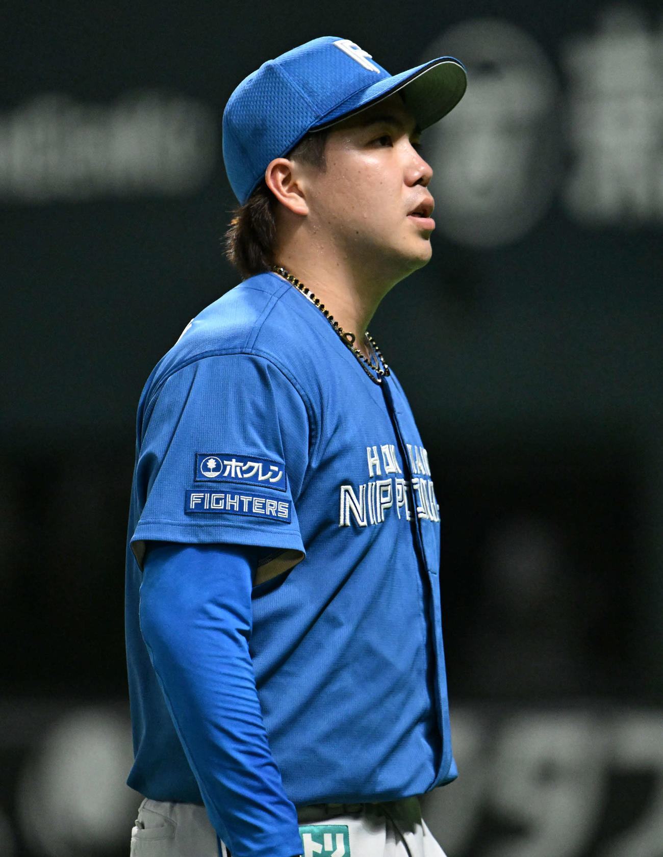 ソフトバンク対日本ハム　4回裏終了後、勝ち越しを許し厳しい表情でベンチに戻る金村（撮影・林敢治）