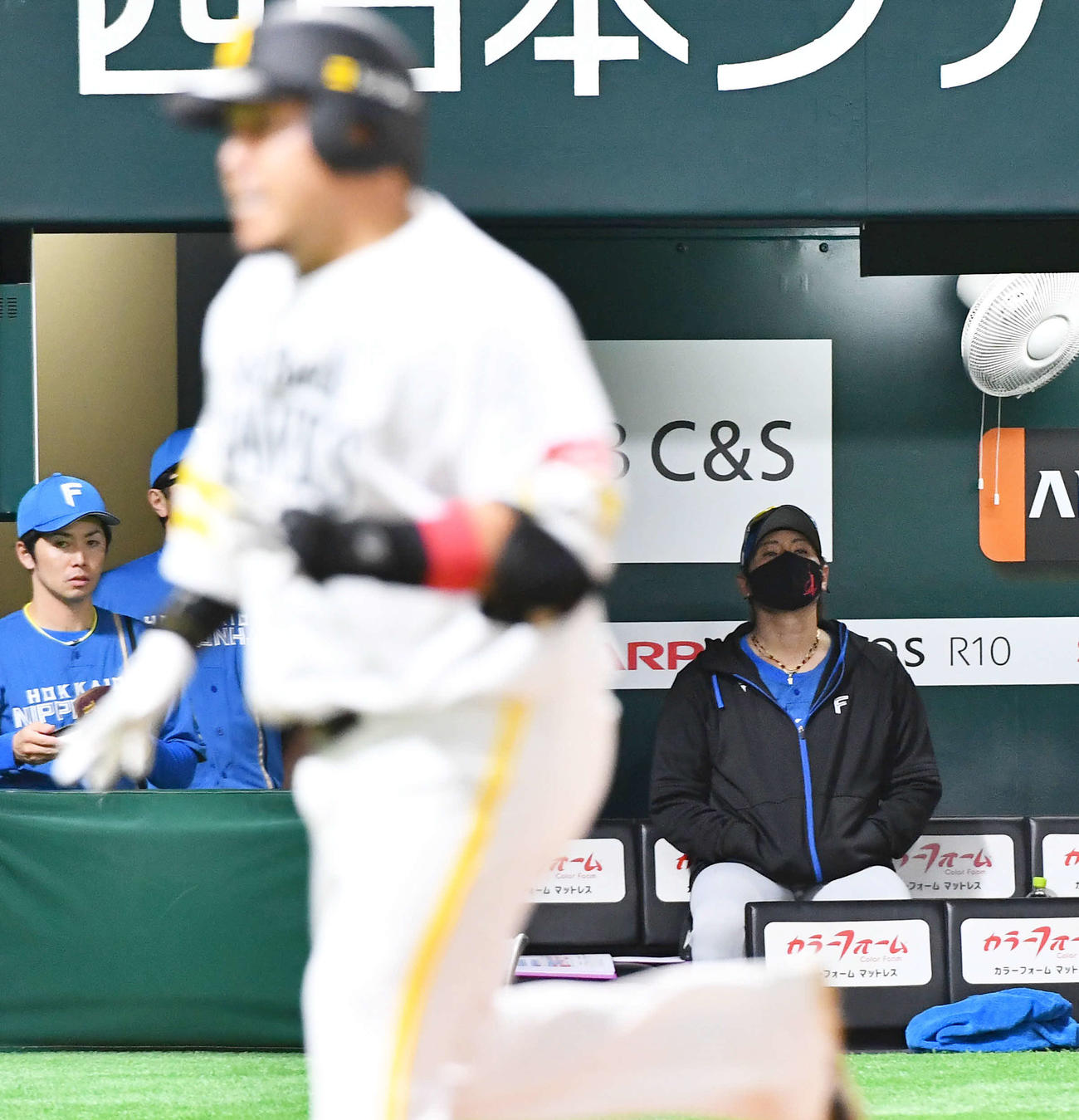 ソフトバンク対日本ハム　6回裏ソフトバンク無死、山川（手前）にこの試合2本目の左越え本塁打を打たれ、ベンチで厳しい表情を見せる新庄監督（右）（撮影・岩下翔太）