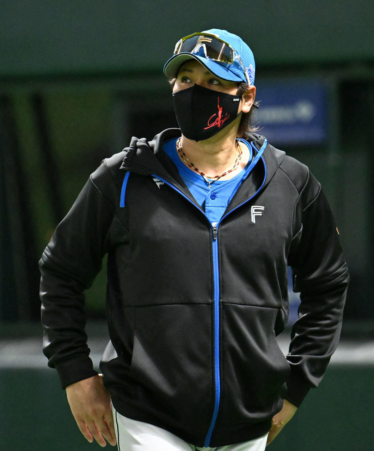 ソフトバンク対日本ハム　8回表終了後、選手交代を告げベンチに戻る新庄監督（撮影・林敢治）
