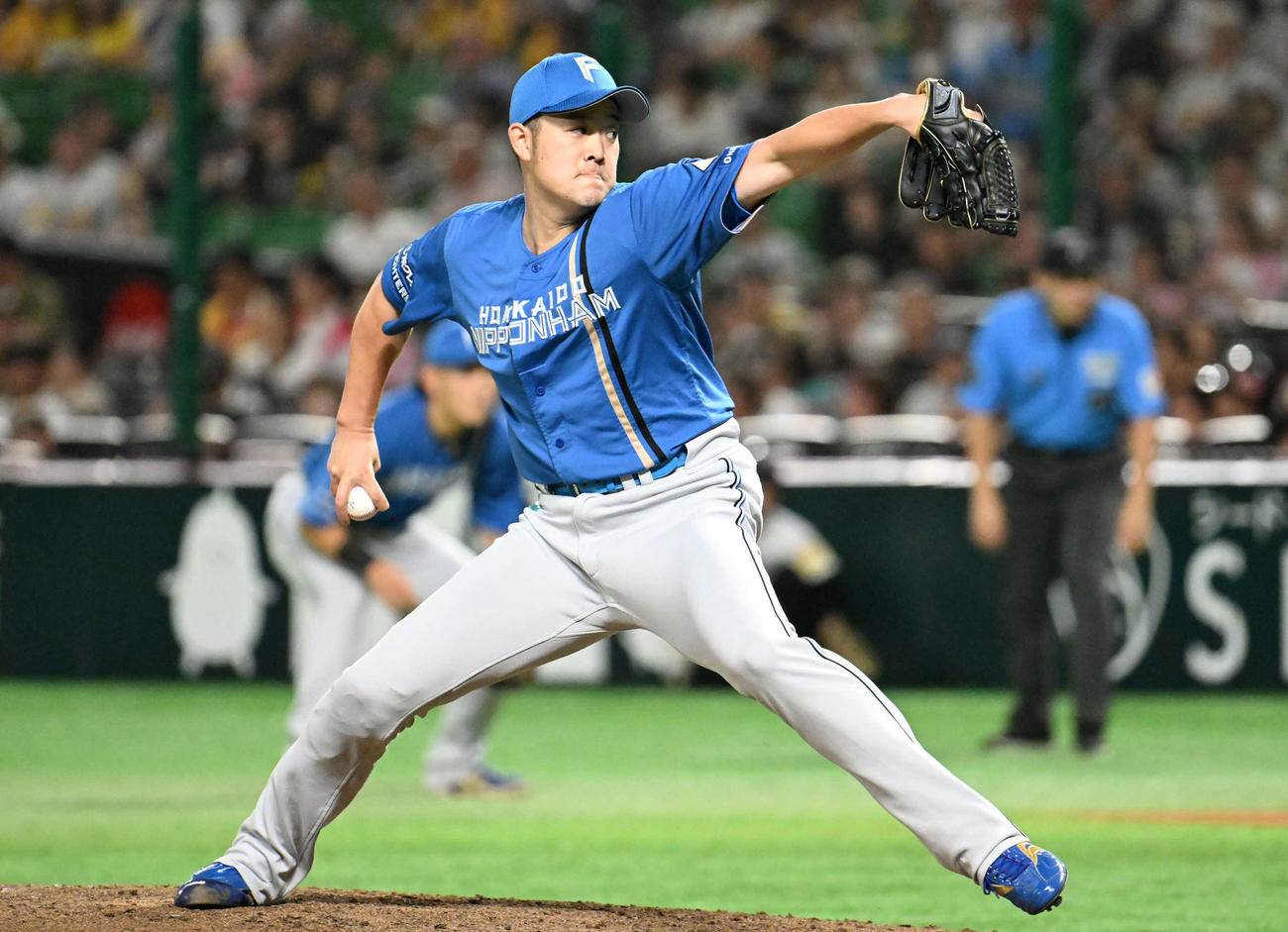 ソフトバンク対日本ハム　日本ハム2番手投手の斉藤（撮影・林敢治）