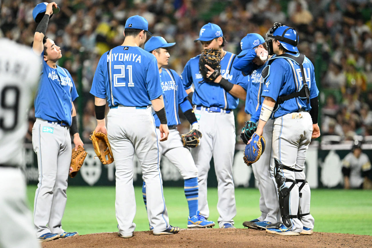 ソフトバンク対日本ハム　4回裏ソフトバンク2死満塁、マウンドに集まる日本ハムナイン（撮影・林敢治）