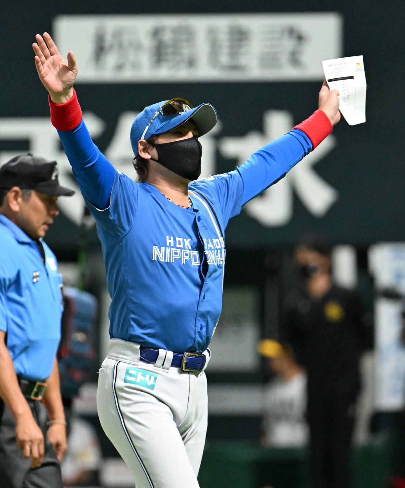 ソフトバンク対日本ハム　メンバー表交換を終えベンチに戻る新庄監督（撮影・林敢治）