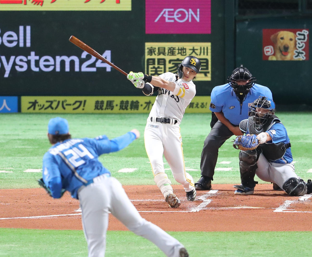 ソフトバンク対日本ハム　1回裏ソフトバンク無死、周東は右前安打を放つ（撮影・梅根麻紀）