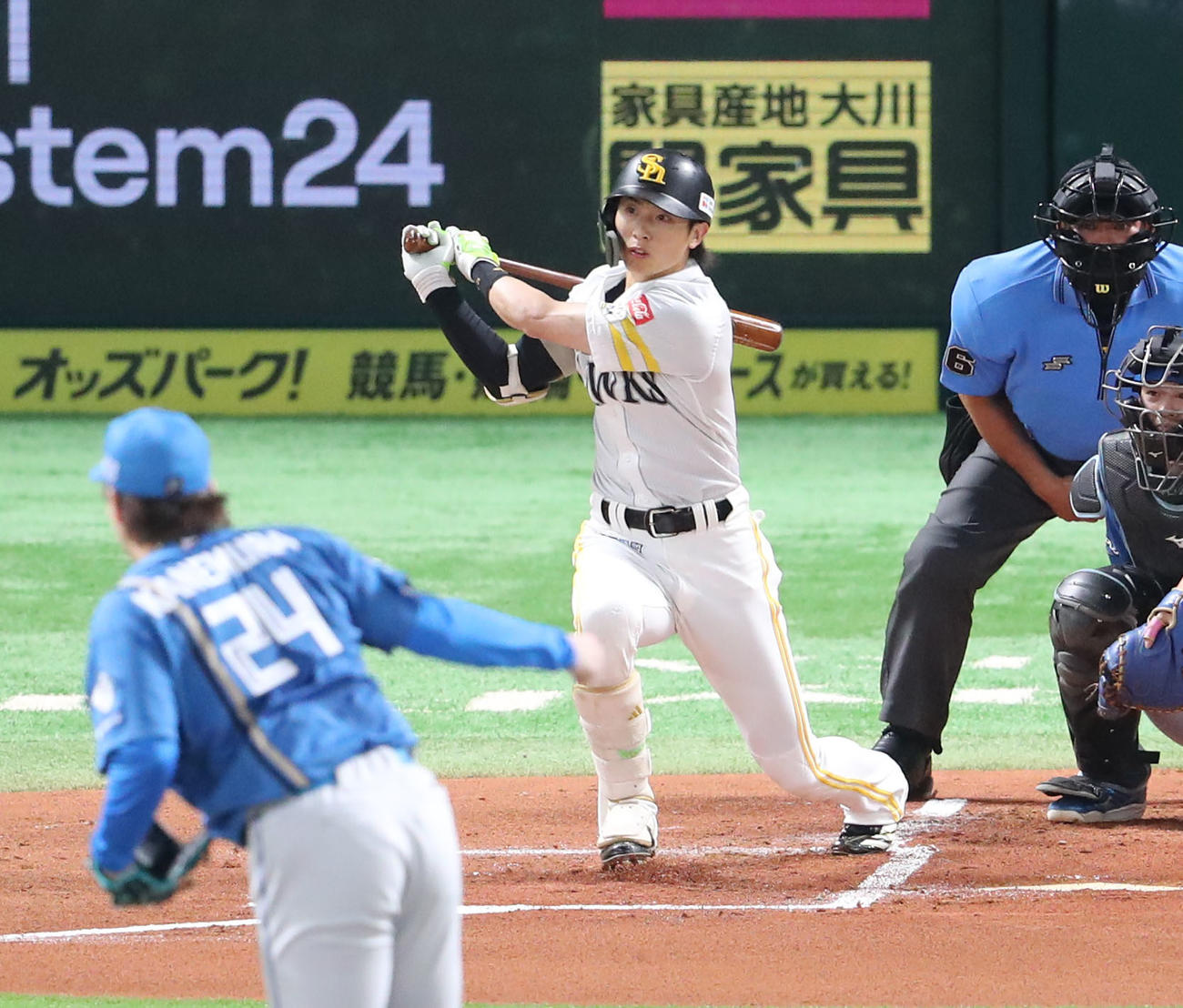 ソフトバンク対日本ハム　1回裏ソフトバンク無死、周東は右前安打を放つ（撮影・梅根麻紀）