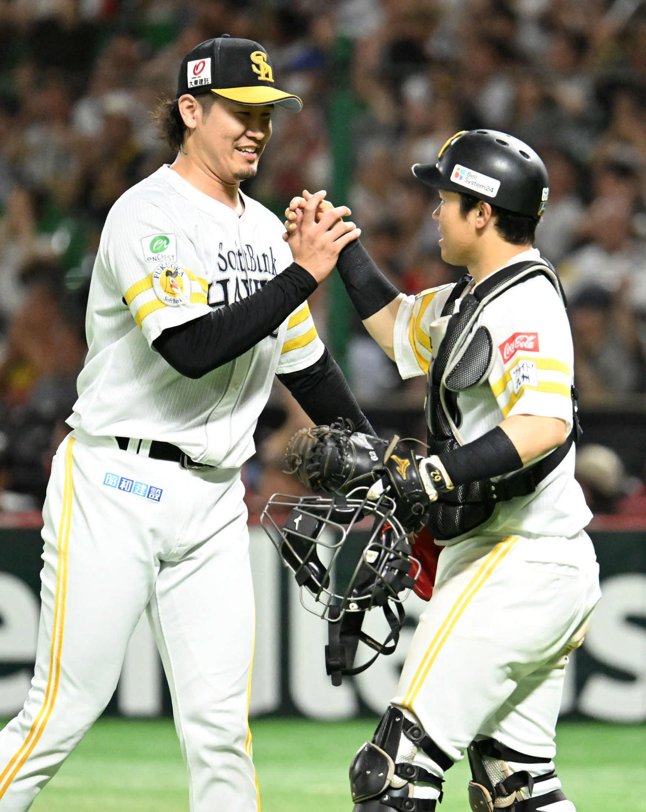 ソフトバンク対日本ハム　勝利を収めタッチを交わす杉山（左）と海野（撮影・林敢治）