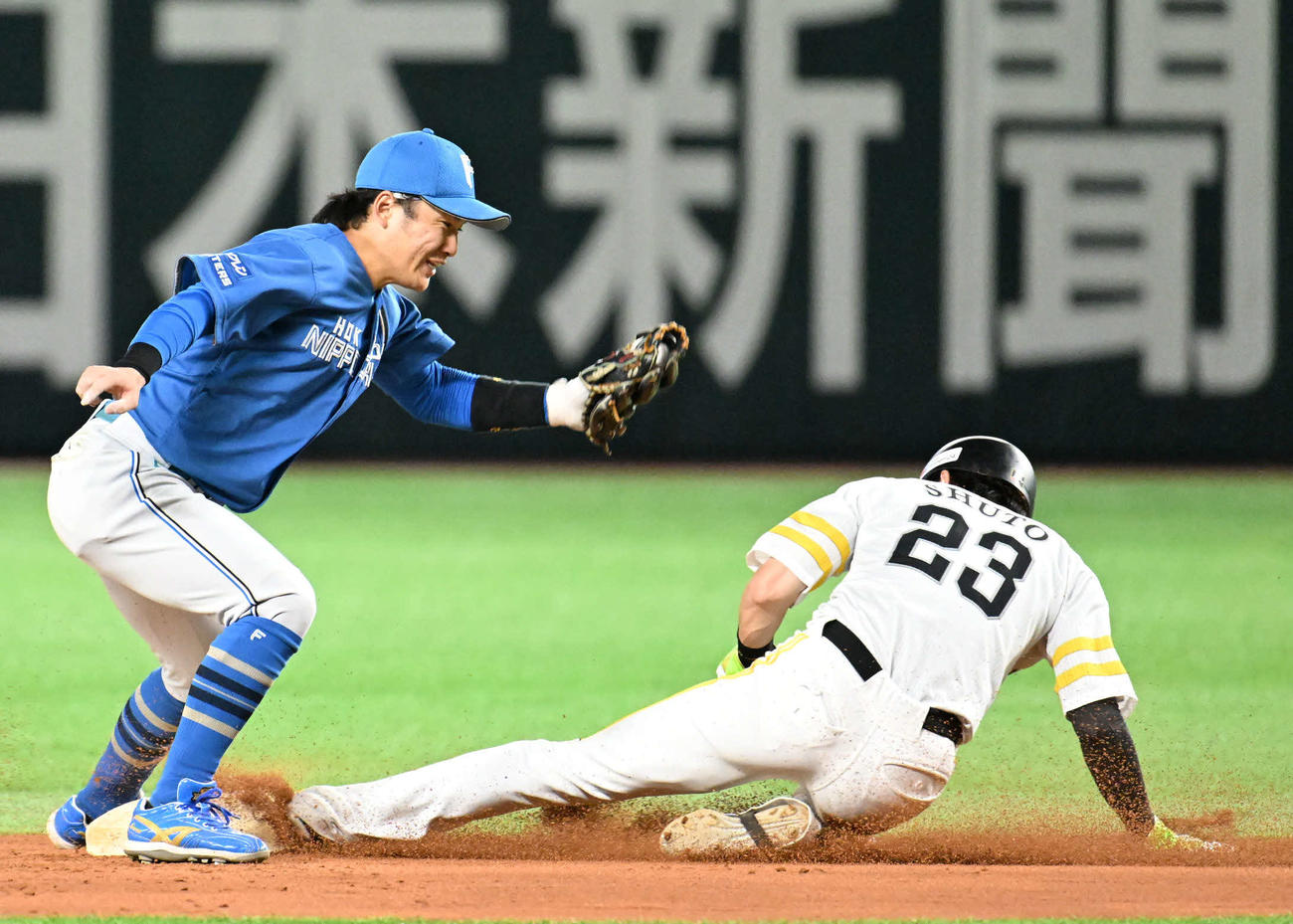 ソフトバンク対日本ハム　1回裏ソフトバンク無死一塁、打者野村のとき一塁走者周東（右）は盗塁成功（撮影・林敢治）